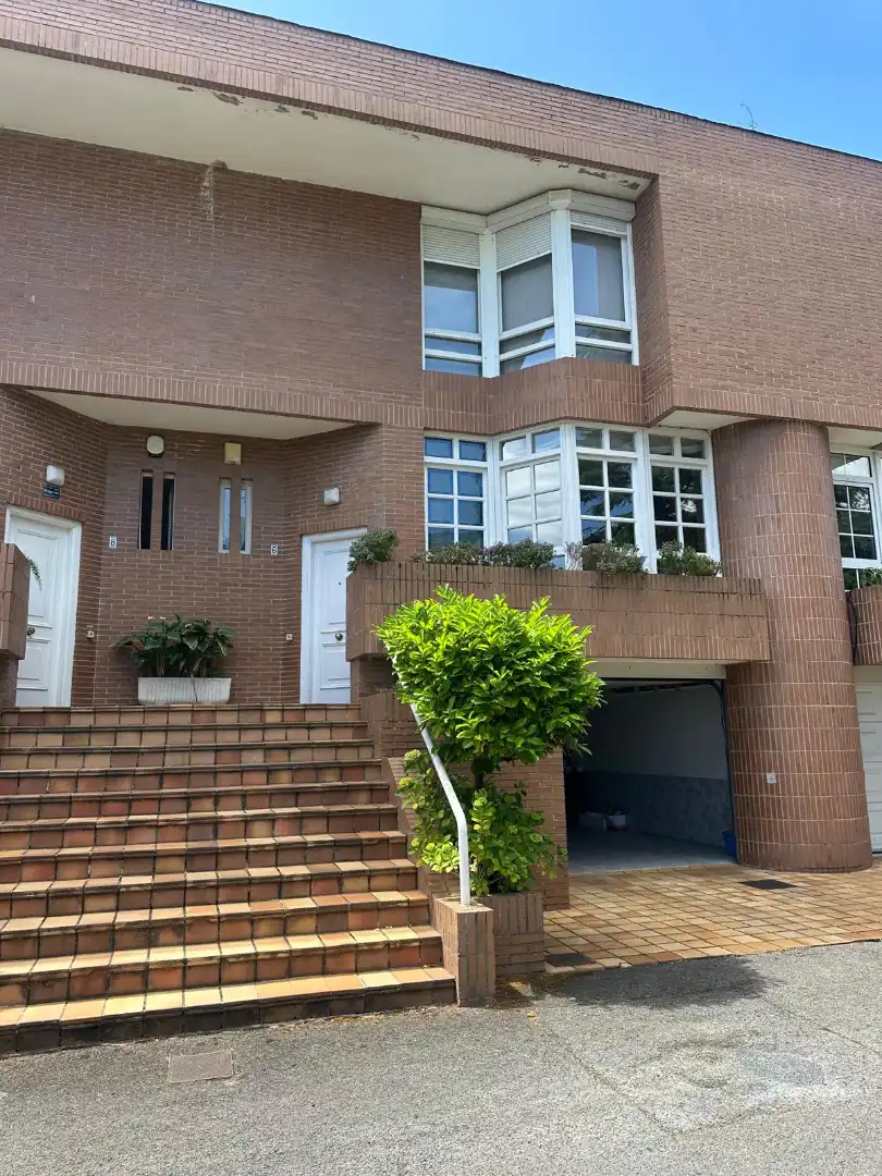Außenansicht von Einfamilien-Reihenhaus zum Verkauf in Oviedo  mit Heizung, Privatgarten und Parkett