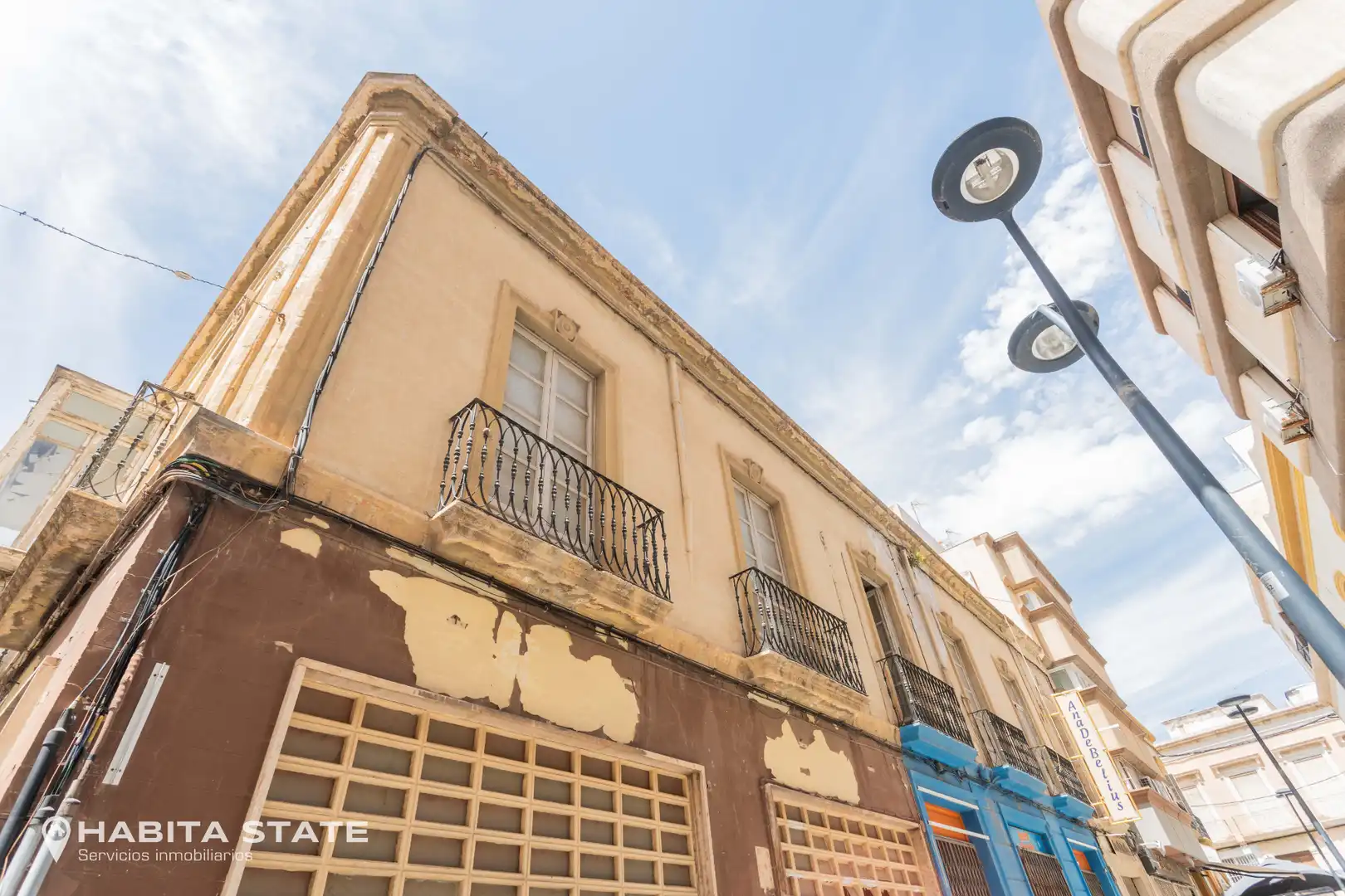 Vista exterior de Edifici en venda en Almería
