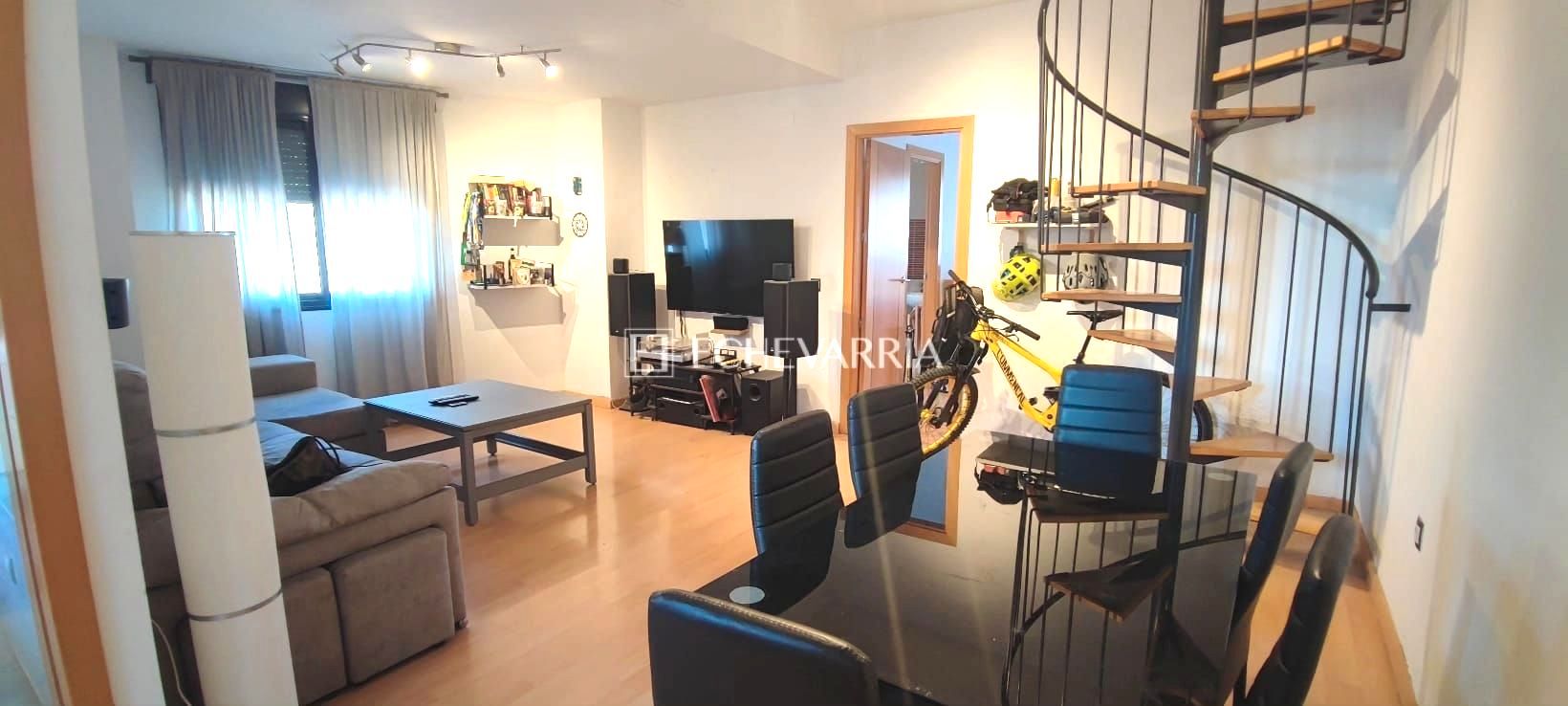 Sala d'estar de Pis en venda en Dos Hermanas amb Calefacció, Terrassa i Traster