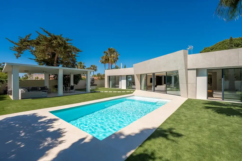 Piscina de Casa o chalet en venta en Marbella con Aire acondicionado, Calefacción y Jardín privado
