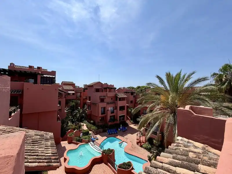 Vista exterior de Àtic de lloguer en Marbella amb Aire condicionat, Calefacció i Terrassa