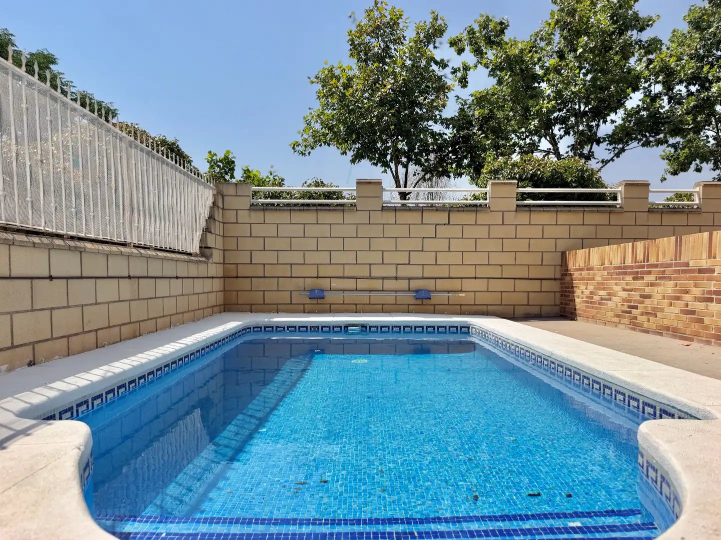 Piscina de Casa adosada en venda en Ugena amb Aire condicionat, Calefacció i Jardí privat