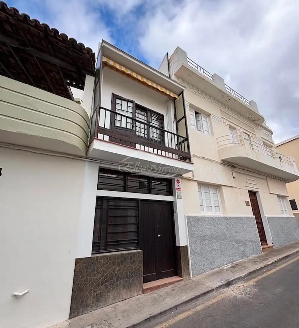 Vista exterior de Casa o xalet en venda en Guía de Isora amb Aire condicionat, Terrassa i Traster
