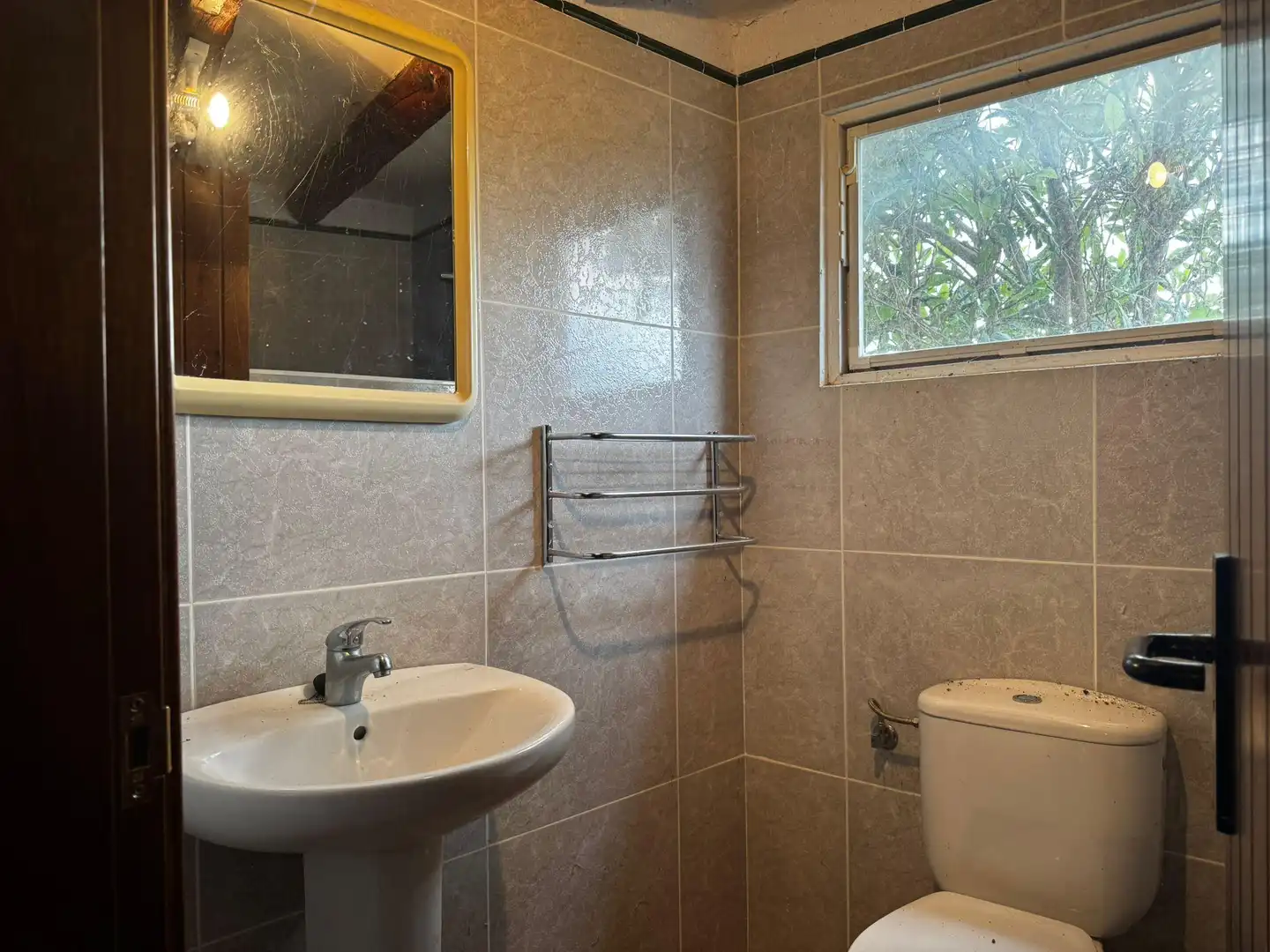 Badezimmer von Einfamilien-Reihenhaus zum Verkauf in Salas Bajas mit Klimaanlage und Terrasse