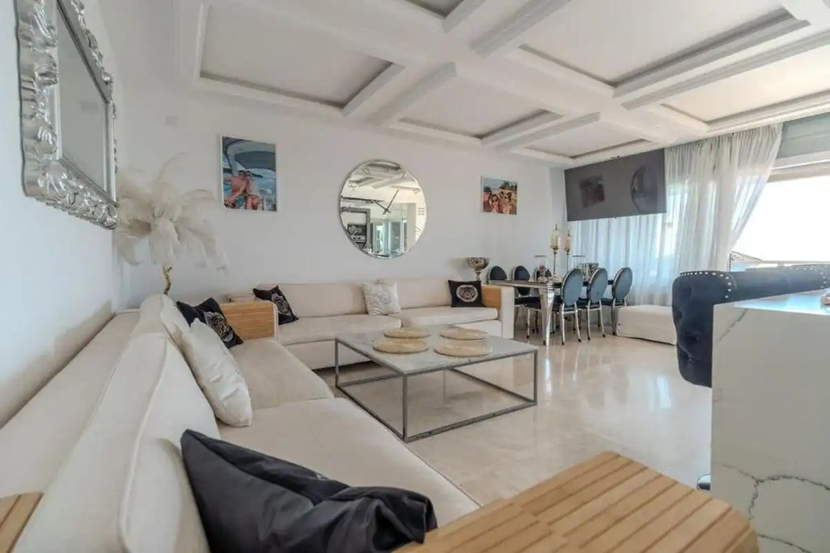 Wohnzimmer von Wohnungen zur Miete in Manilva mit Klimaanlage, Heizung und Terrasse