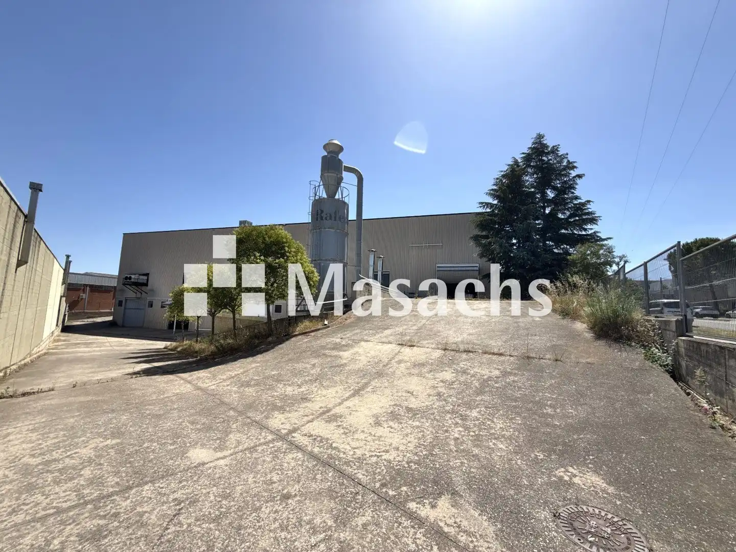 Vista exterior de Nau industrial en venda en Manresa