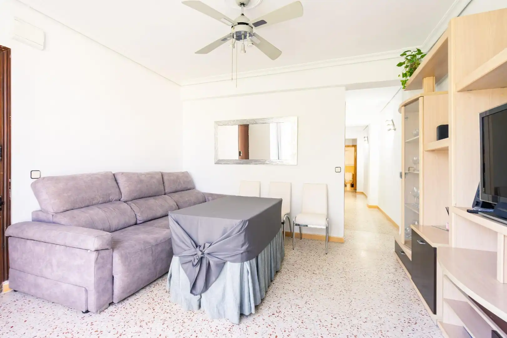 Living room of Flat for sale in Sevilla  with Air Conditioner, Furnished and Balcony