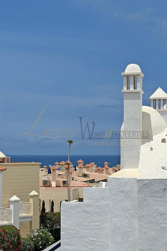 Vista exterior de Apartament en venda en Adeje amb Aire condicionat, Terrassa i Moblat