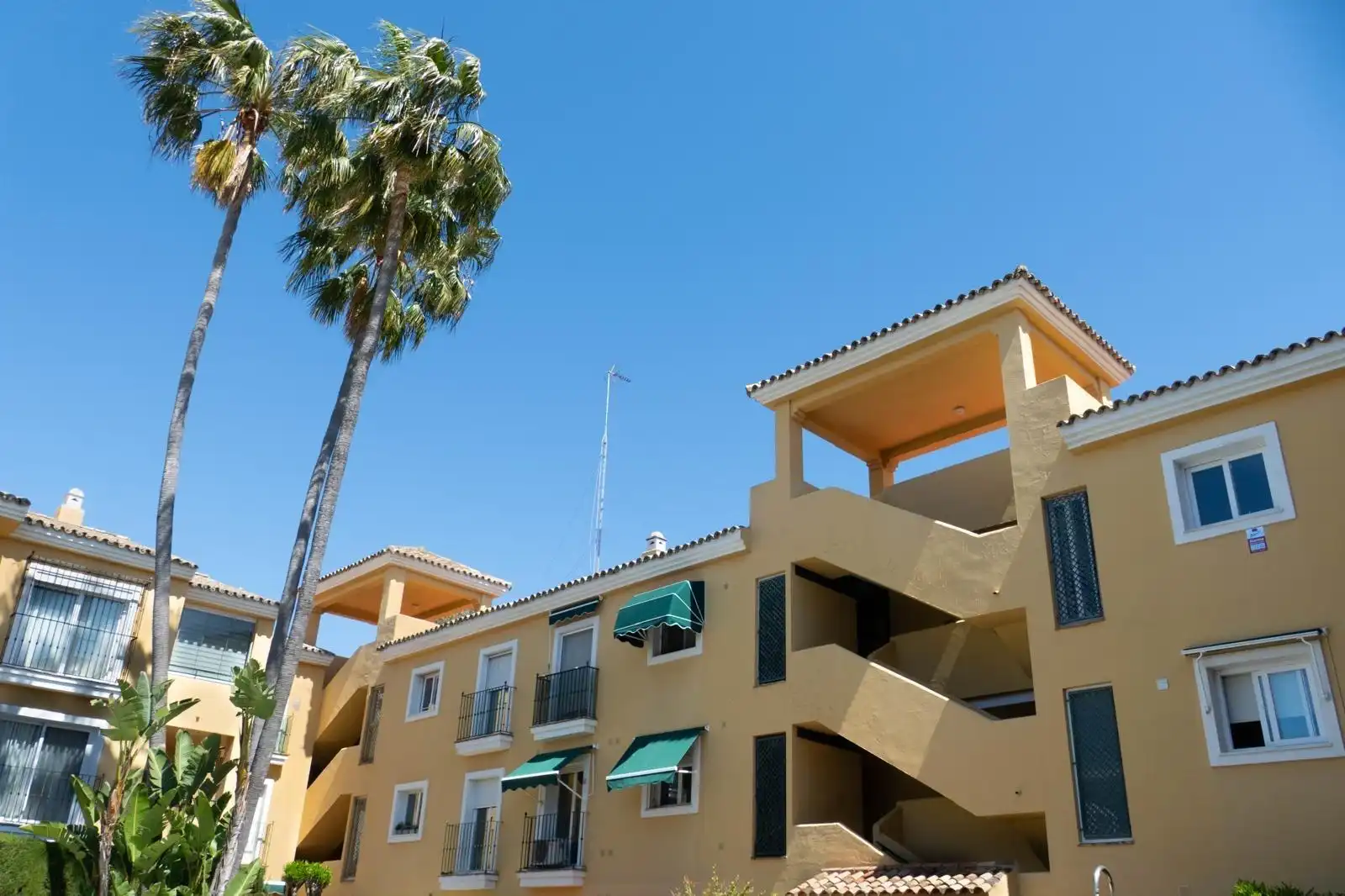 Vista exterior de Apartament en venda en Estepona amb Jardí privat, Terrassa i Piscina comunitària