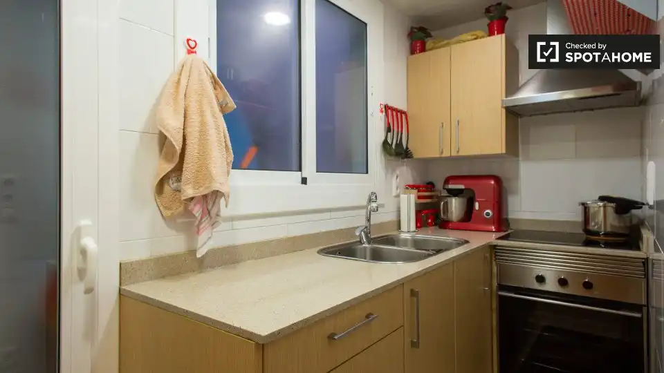 Cuina de Pis de lloguer en Barcelona amb Aire condicionat, Calefacció i Moblat