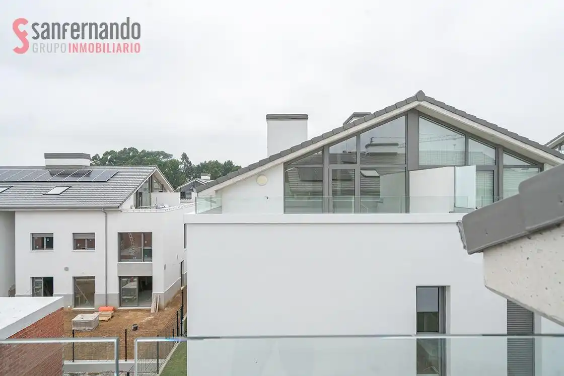 Vista exterior de Casa adosada en venta en Santa Cruz de Bezana con Calefacción, Jardín privado y Terraza