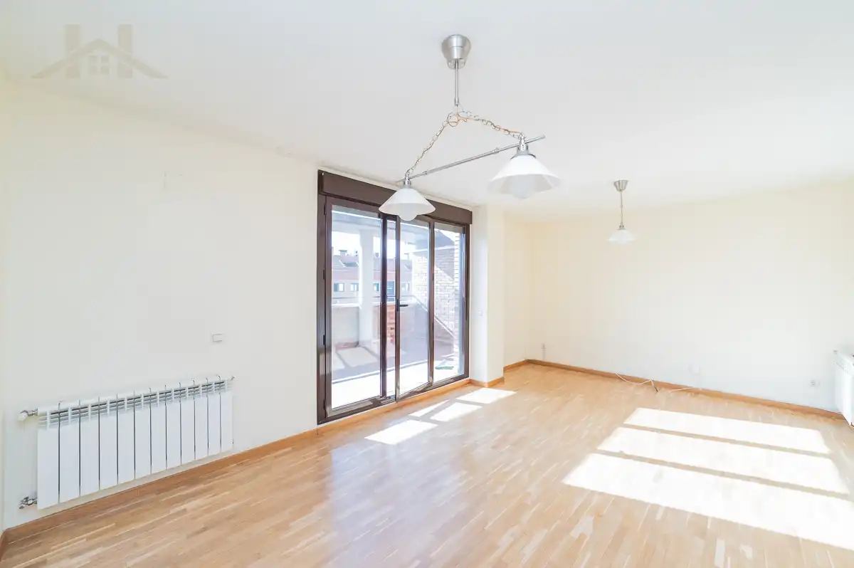 Sala de estar de Ático en venta en Arroyomolinos (Madrid) con Aire acondicionado, Calefacción y Jardín privado
