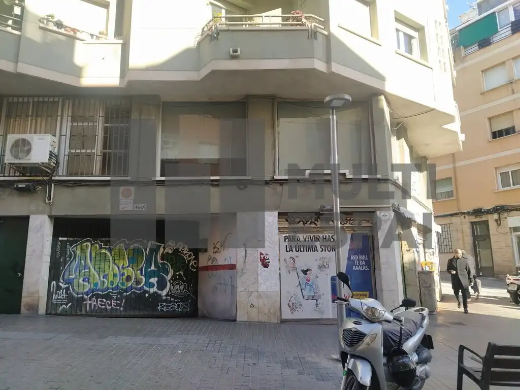 Vista exterior de Oficina en venda en Barcelona amb Aire condicionat
