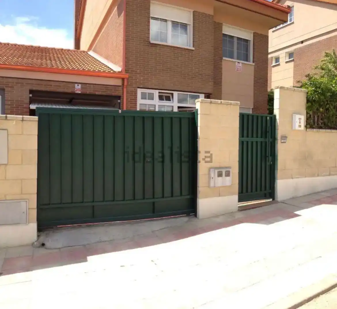 Vista exterior de Casa o xalet en venda en Magaz de Pisuerga amb Piscina i Balcó