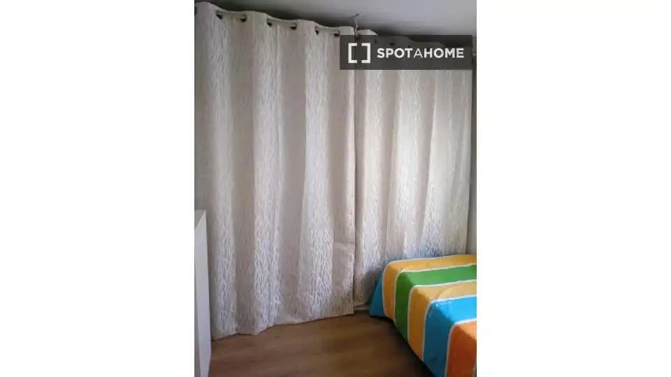 Habitación de Piso de alquiler en Valencia con Aire acondicionado, Calefacción y Amueblado
