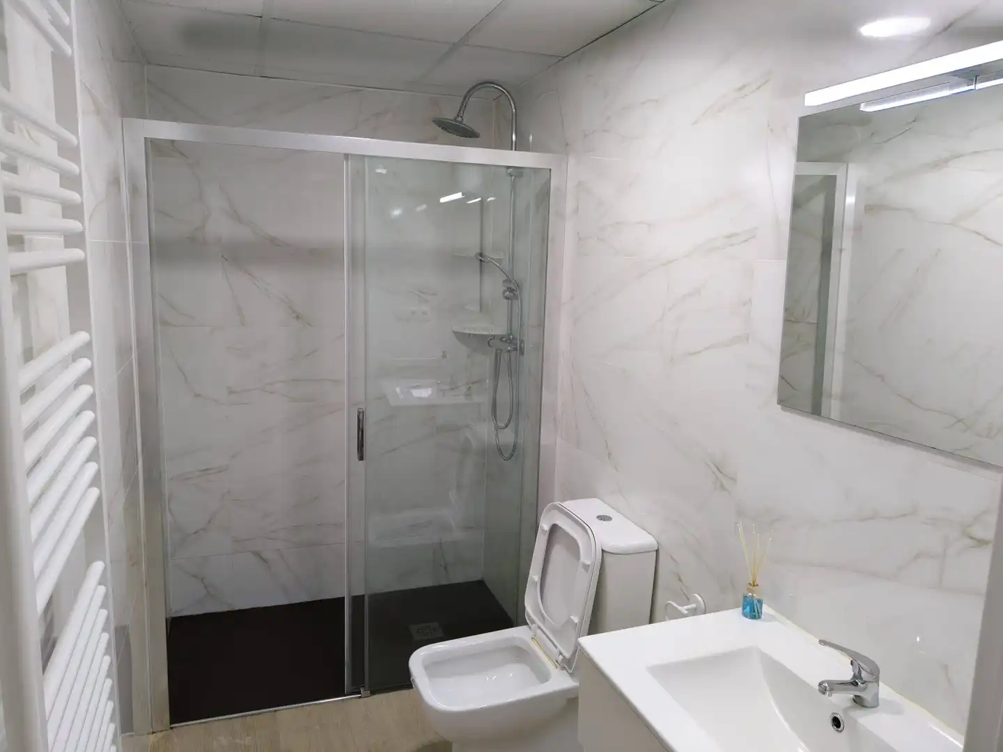 Baño de Planta baja de alquiler en Santiago de Compostela  con Calefacción y Amueblado