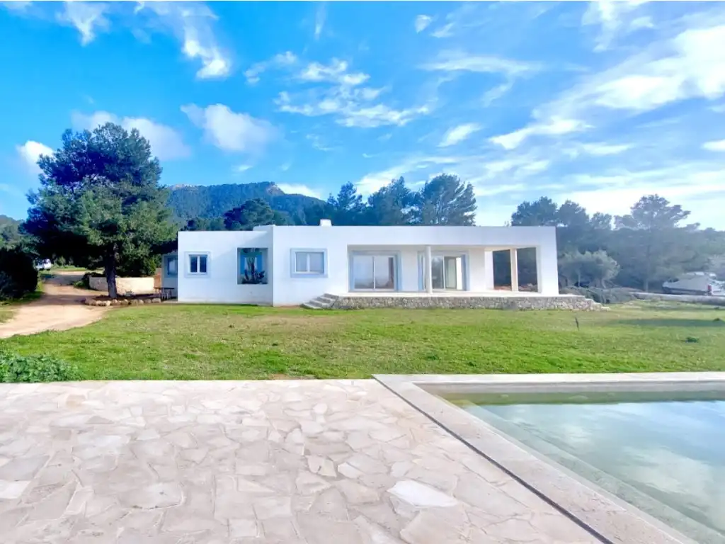 Casa con piscina en venta en Es Cubells, imagen 3