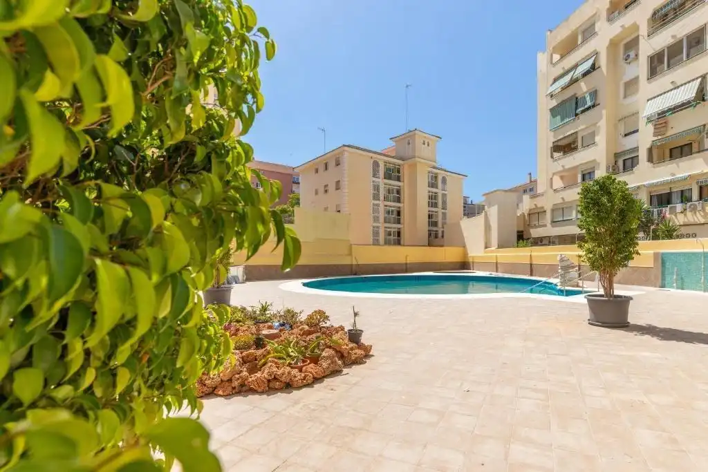 Piscina de Estudio en venta en Torremolinos con Aire acondicionado, Calefacción y Amueblado