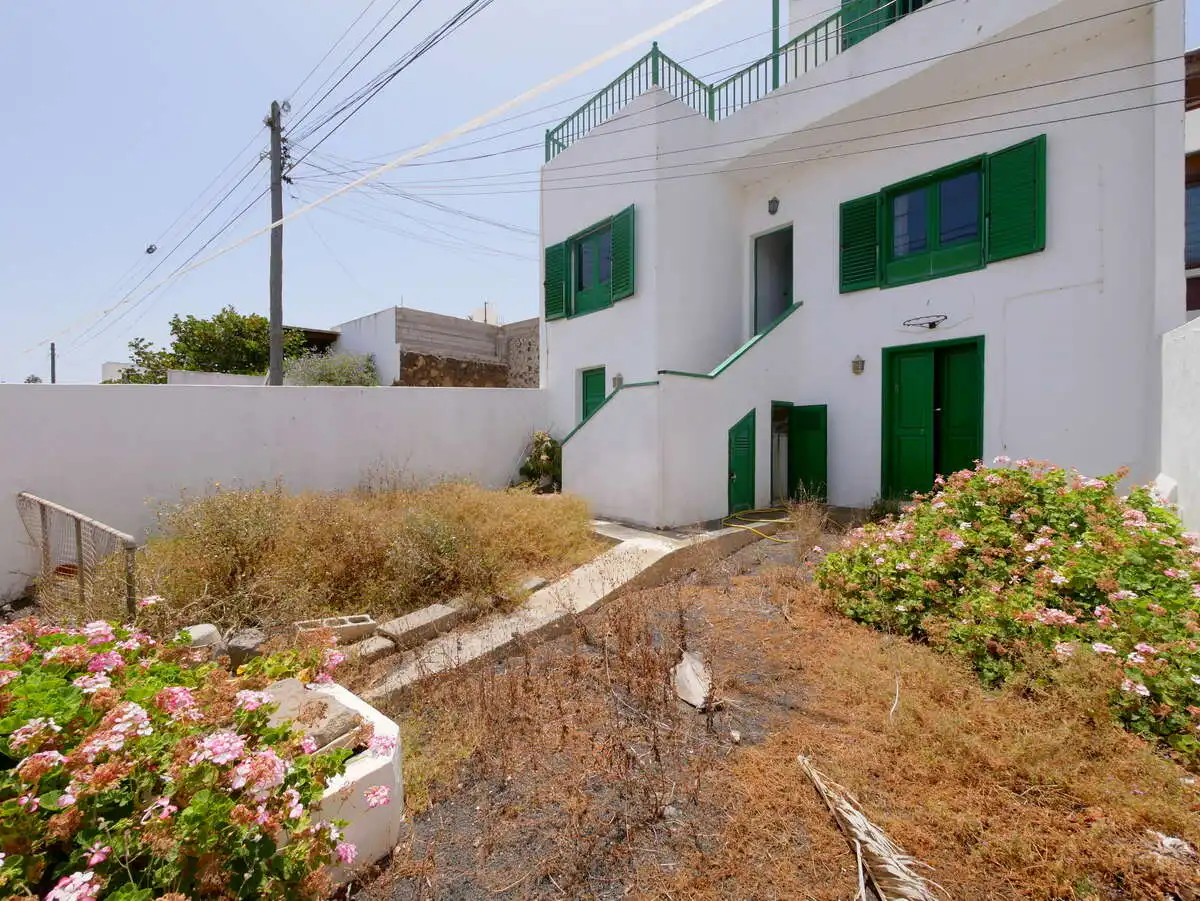 Vista exterior de Casa o xalet en venda en Haría amb Terrassa, Traster i Moblat