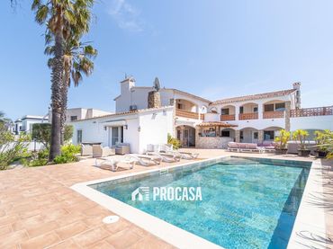 Chalet con piscina en venta en Norfeu