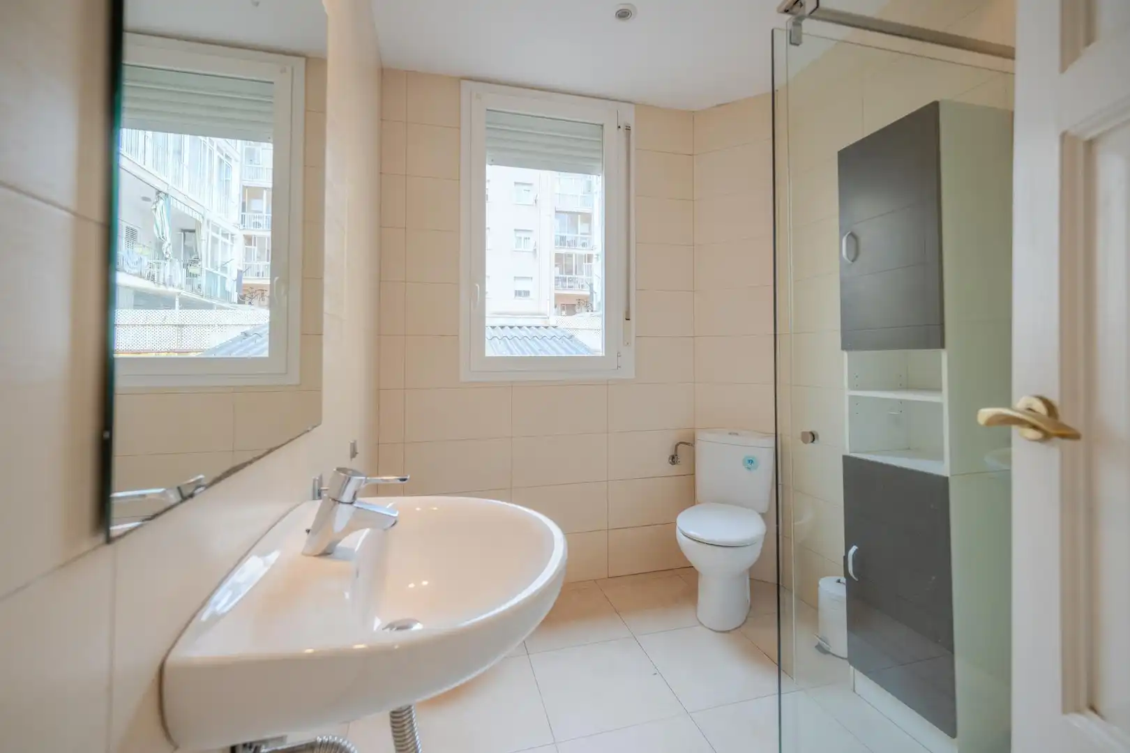 Bathroom of Flat for sale in Girona