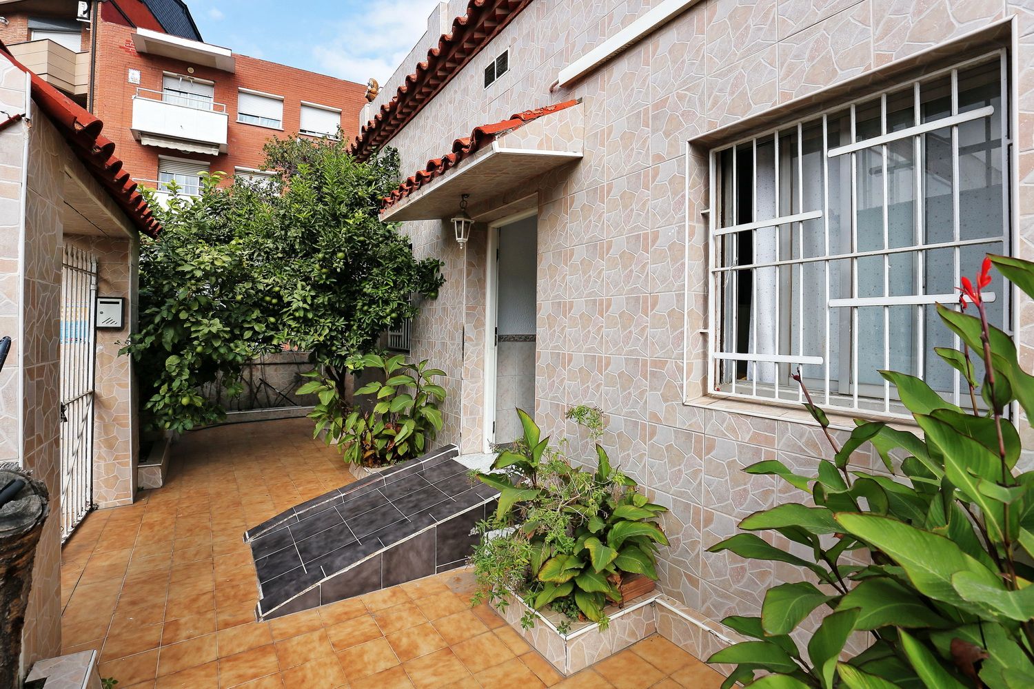 Vista exterior de Casa o xalet en venda en  Barcelona Capital amb Aire condicionat, Terrassa i Forn