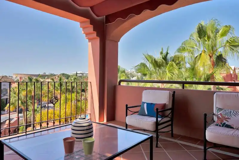 Terrasse von Dachboden zur Miete in Marbella mit Klimaanlage, Terrasse und Schwimmbad