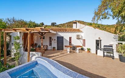 Vista exterior de Casa o xalet en venda en Almogía amb Aire condicionat, Jardí privat i Terrassa