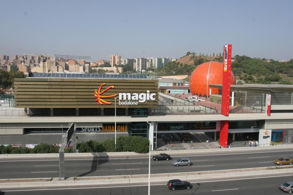 Vista exterior de Edifici en venda en Badalona