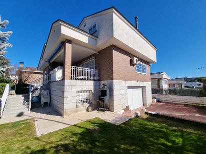 Vista exterior de Casa o xalet en venda en Colmenar Viejo amb Aire condicionat, Terrassa i Piscina