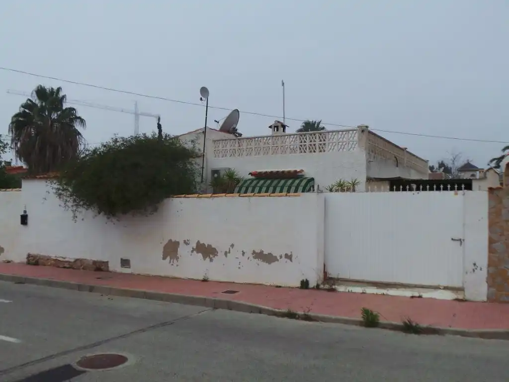 Detached house with pool for sale in Calle la Cañada 4