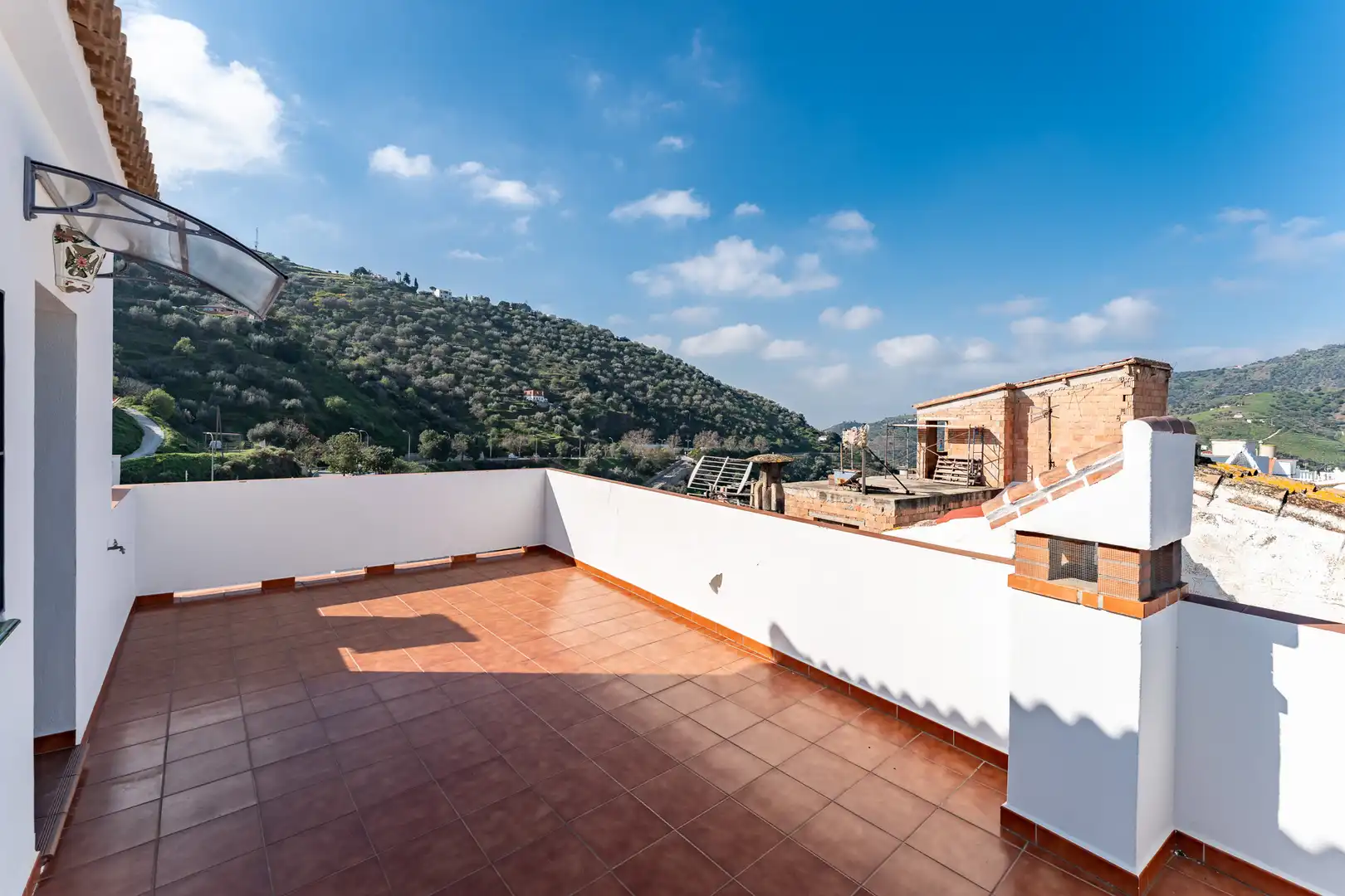 Außenansicht von Einfamilien-Reihenhaus zum Verkauf in Sayalonga mit Terrasse und Balkon