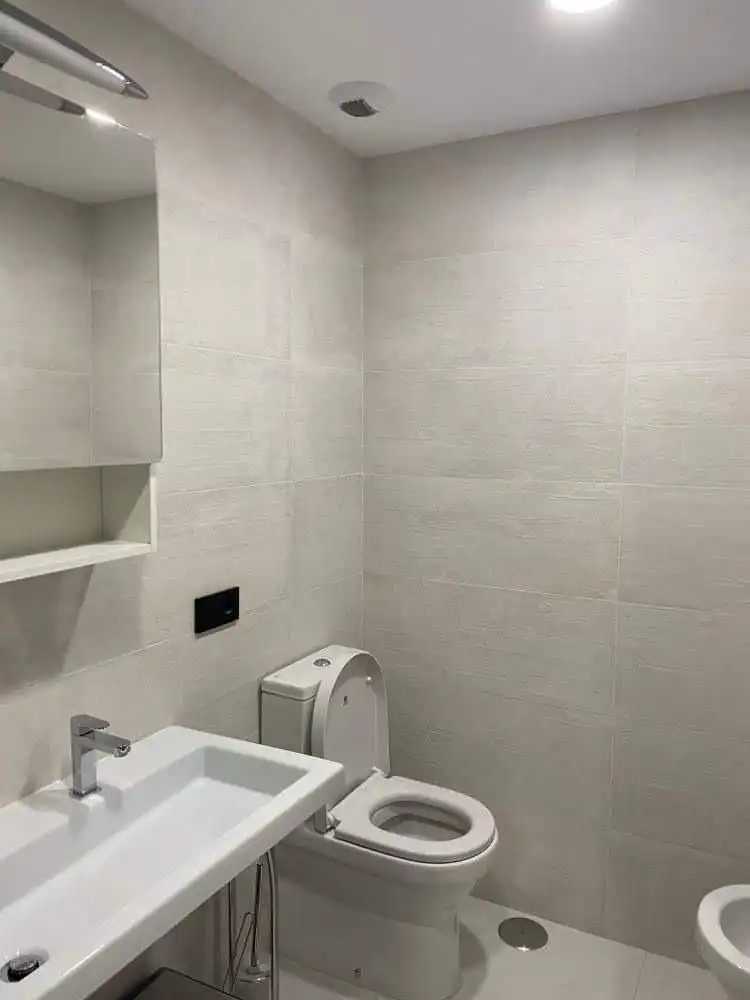 Bany de Pis de lloguer en Estepona amb Aire condicionat, Terrassa i Rentadora