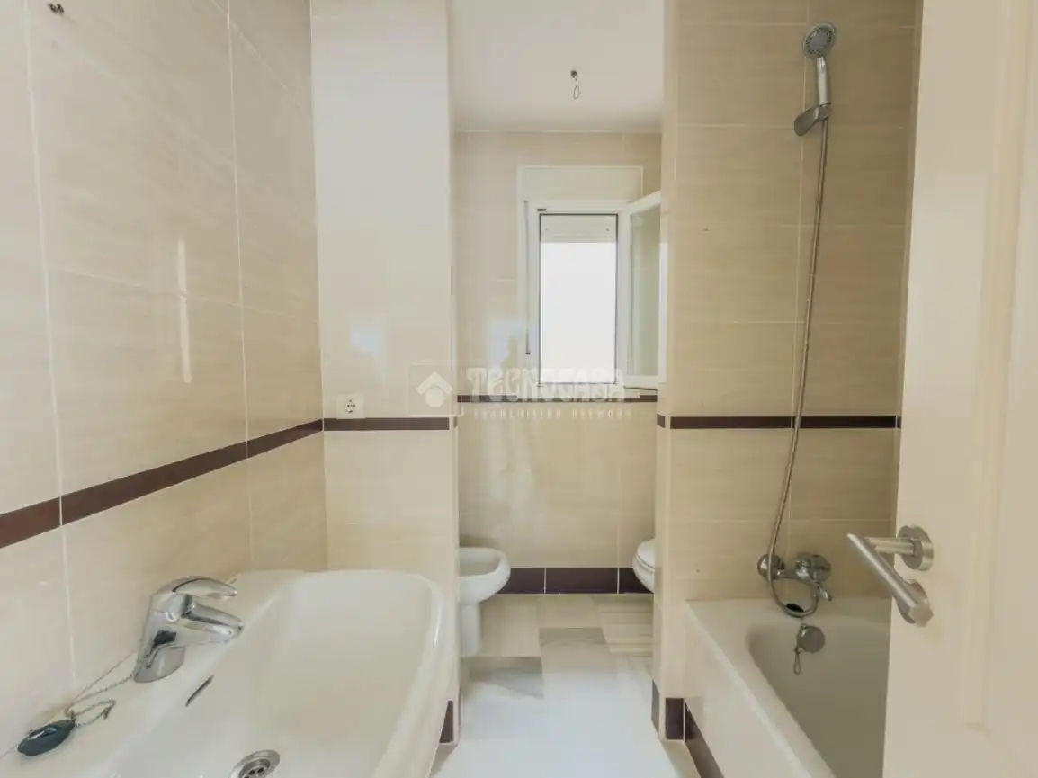 Badezimmer von Einfamilien-Reihenhaus zum Verkauf in Rota mit Klimaanlage, Terrasse und Abstellraum