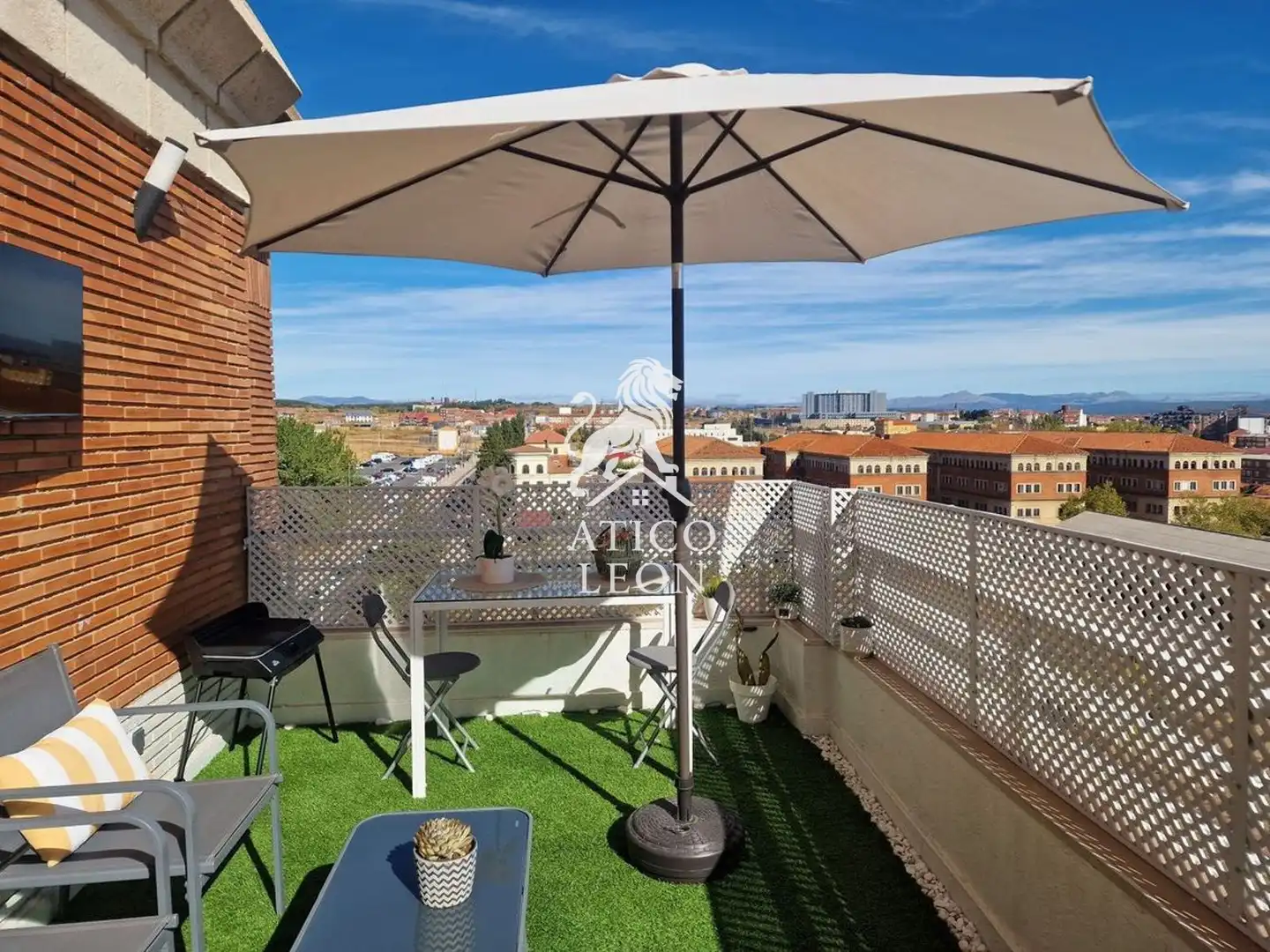 Terrassa de Àtic en venda en León Capital  amb Calefacció, Parquet i Terrassa