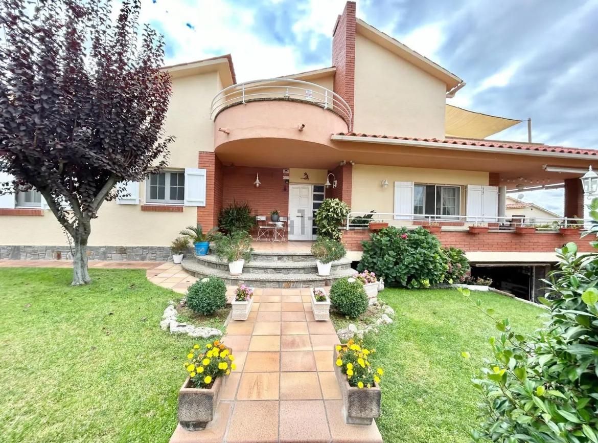 Vista exterior de Casa o xalet en venda en Cànoves I Samalús amb Aire condicionat, Calefacció i Jardí privat