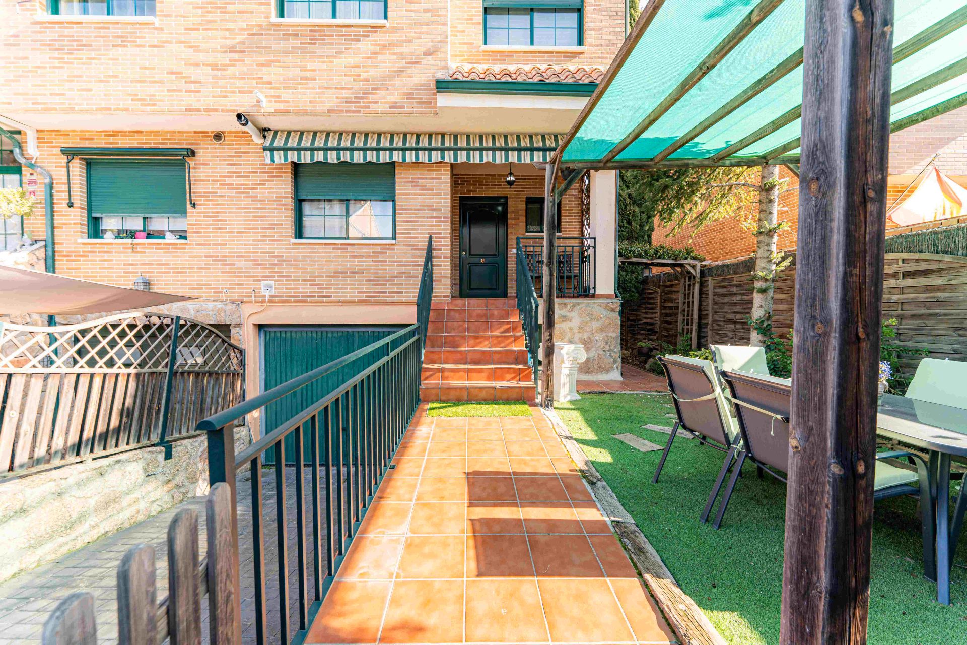 Terrassa de Casa adosada en venda en Arroyomolinos (Madrid) amb Calefacció, Jardí privat i Piscina comunitària