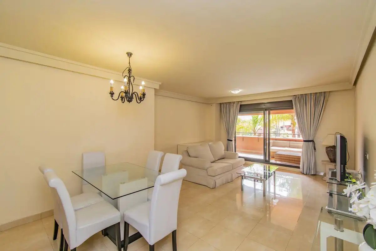 Sala d'estar de Àtic en venda en Estepona amb Aire condicionat, Terrassa i Moblat