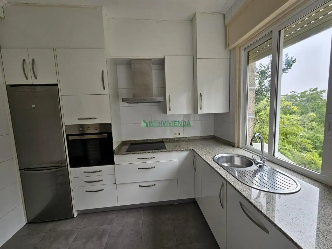 Cuina de Casa o xalet en venda en Vigo  amb Calefacció, Jardí privat i Parquet