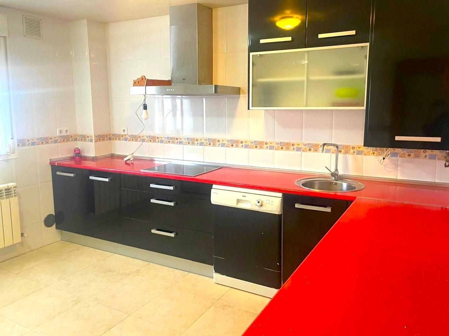 Cuina de Casa adosada en venda en Renedo de Esgueva amb Calefacció i Jardí privat