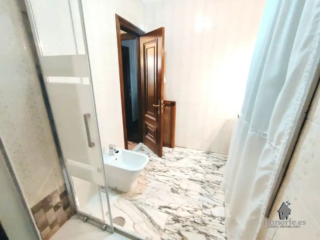 Bany de Pis en venda en San Martín del Rey Aurelio amb Calefacció i Moblat