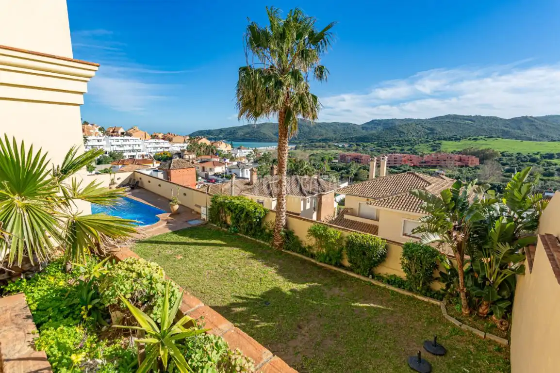 Garden of Houses for sale in Algeciras  with Air Conditioner and Swimming Pool