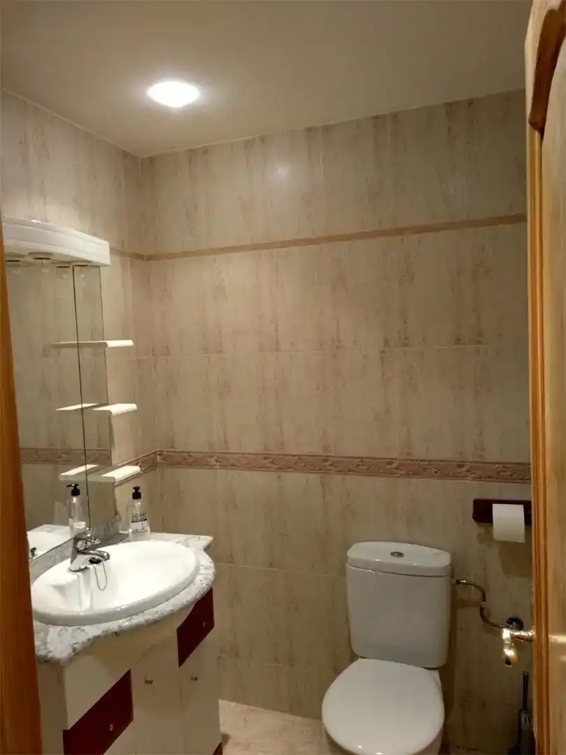 Baño de Casa adosada en venta en Dueñas con Parquet, Amueblado y Horno