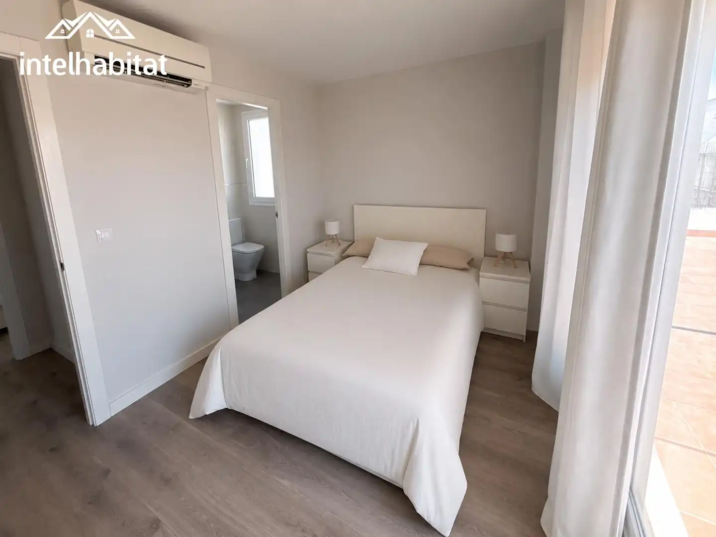 Schlafzimmer von Dachboden zur Miete in Valencia mit Klimaanlage, Terrasse und Abstellraum