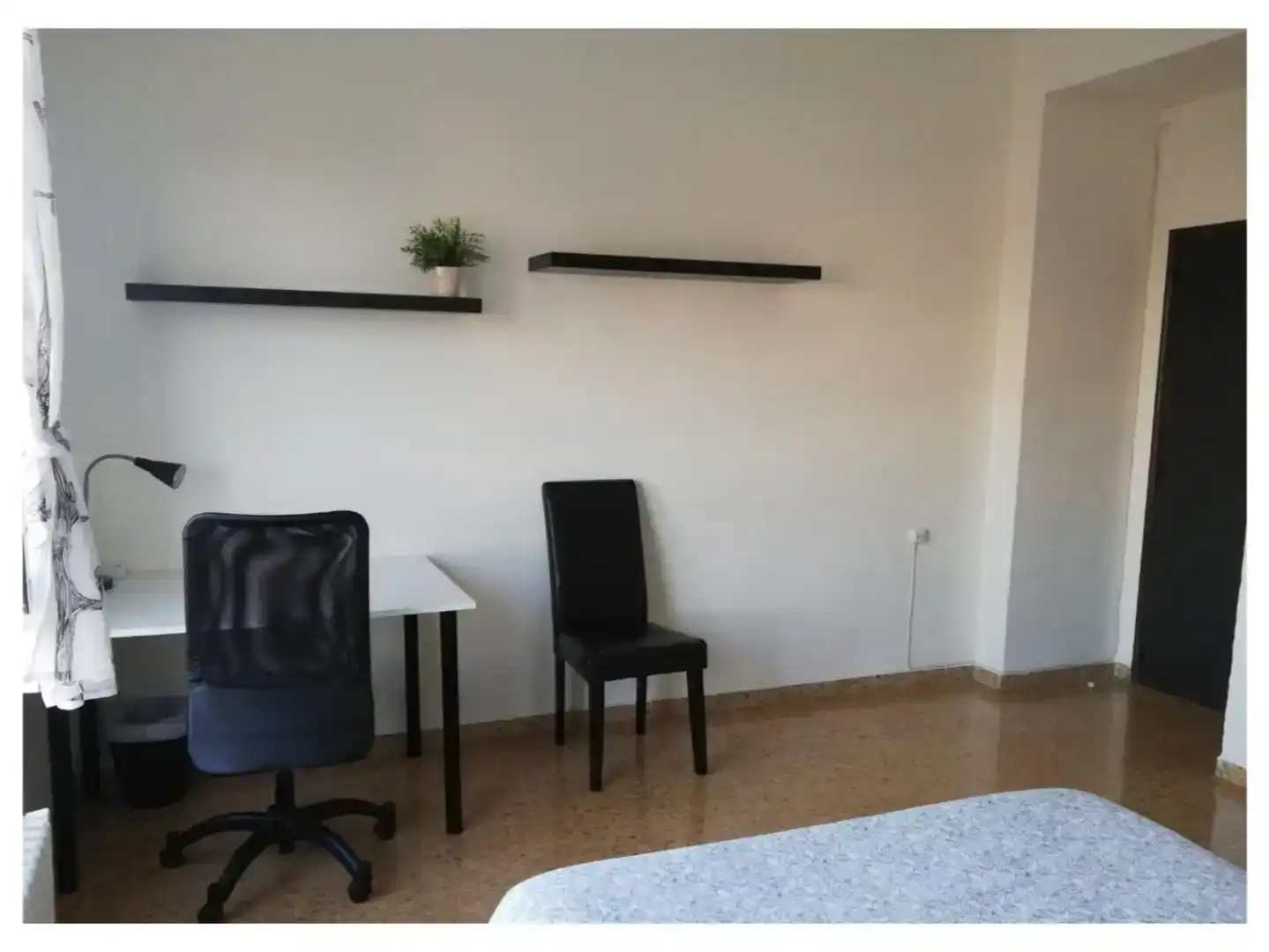 Bedroom of Flat for share in Delicias
