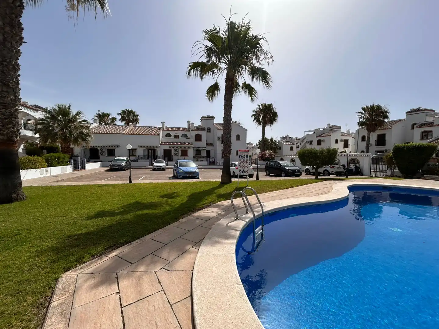 Vista exterior de Casa adosada en venda en Orihuela amb Aire condicionat, Jardí privat i Terrassa