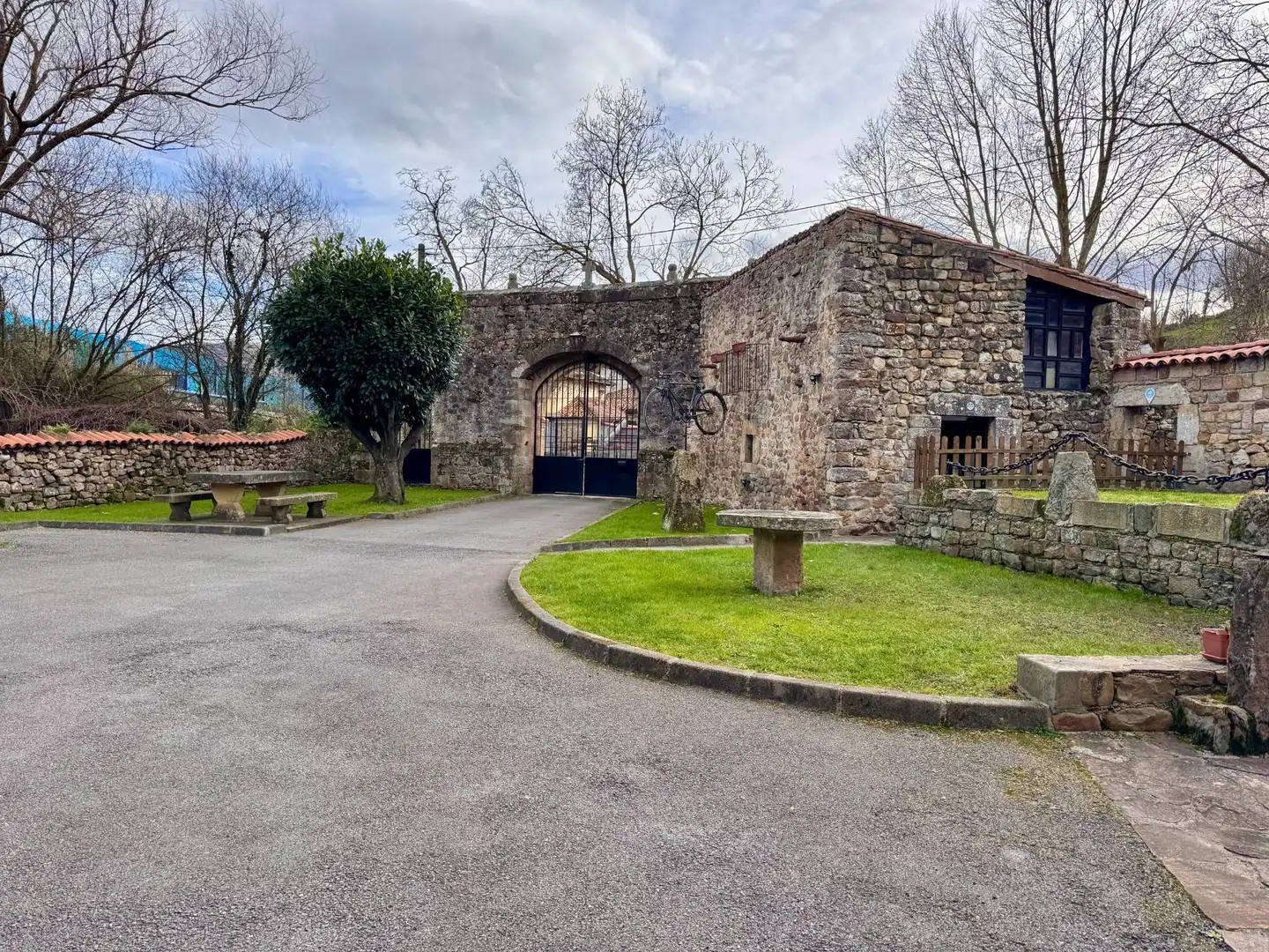 Vista exterior de Casa o chalet en venta en Los Corrales de Buelna  con Calefacción, Jardín privado y Terraza