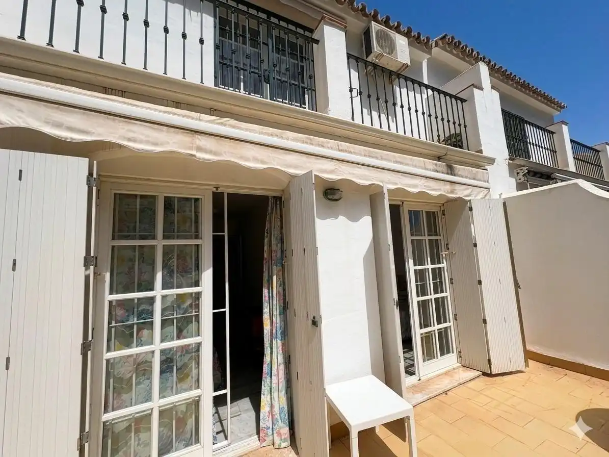 Vista exterior de Casa adosada en venda en Fuengirola amb Aire condicionat, Jardí privat i Terrassa
