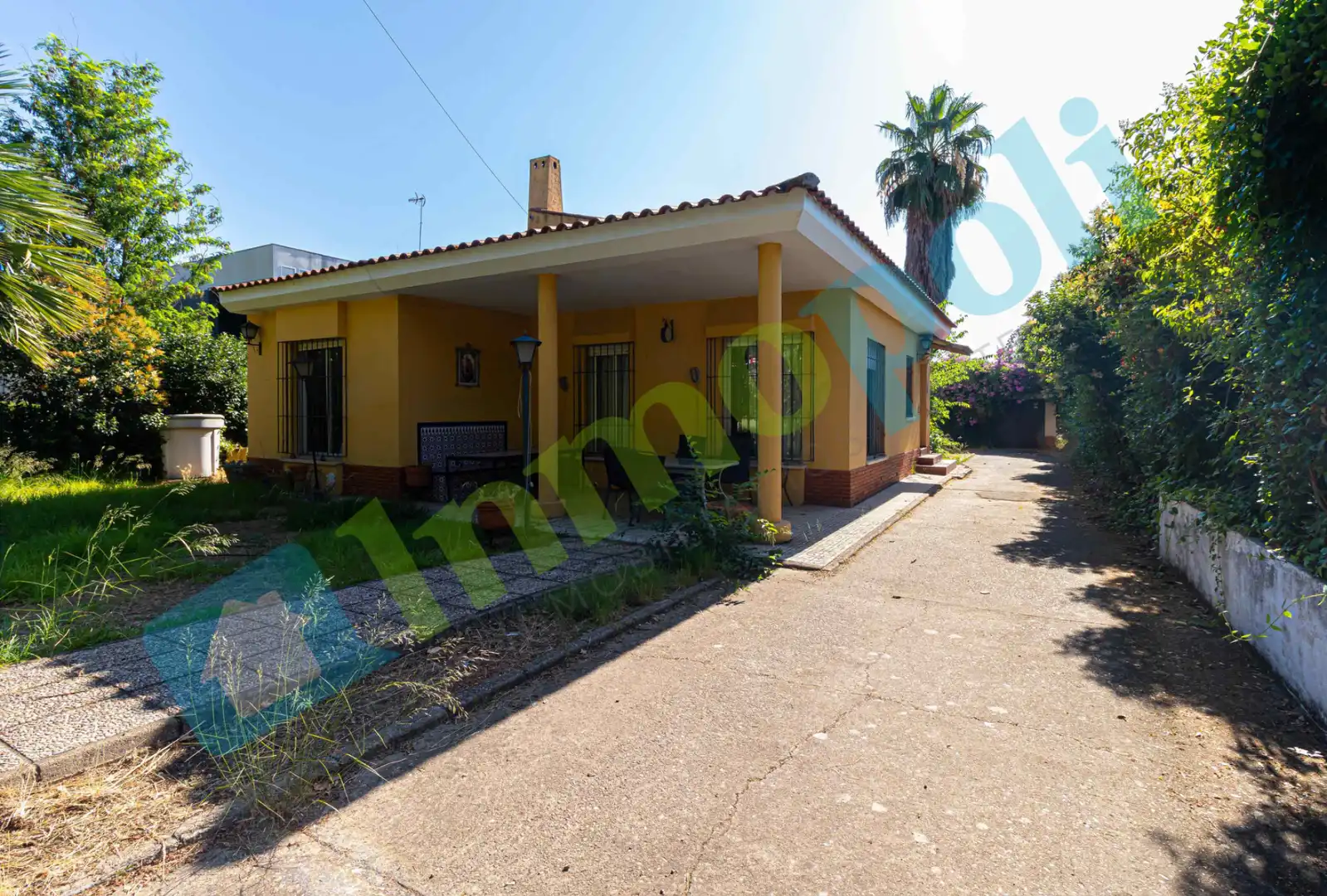Vista exterior de Casa o xalet en venda en Badajoz amb Aire condicionat, Jardí privat i Terrassa