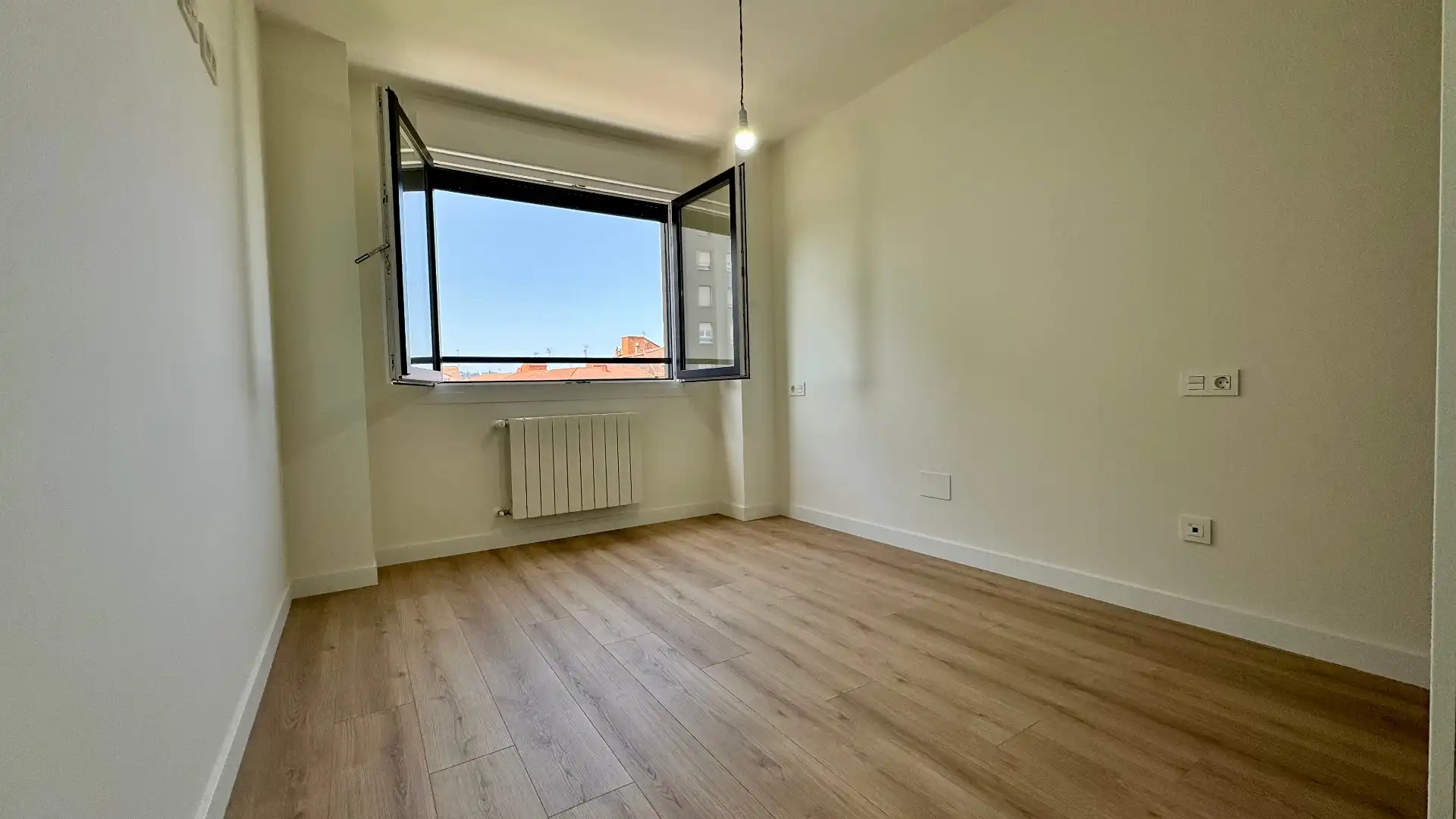 Habitación de Piso en venta en Gijón  con Calefacción, Parquet y Terraza